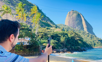 Prof. Juliano Saccomani takes footage of the Sugarloaf Mountain (Pão de Açúcar) in Rio de Janeiro