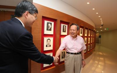 Faculty Director Dali Yang (left) and Professor Yang Chen-Ning, PhD'48 (right), co-recipient of the 1957 Nobel Prize in Physics